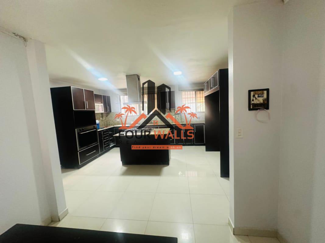 Spacious 4BR Family Home with Terrace Villa de las Fuentes