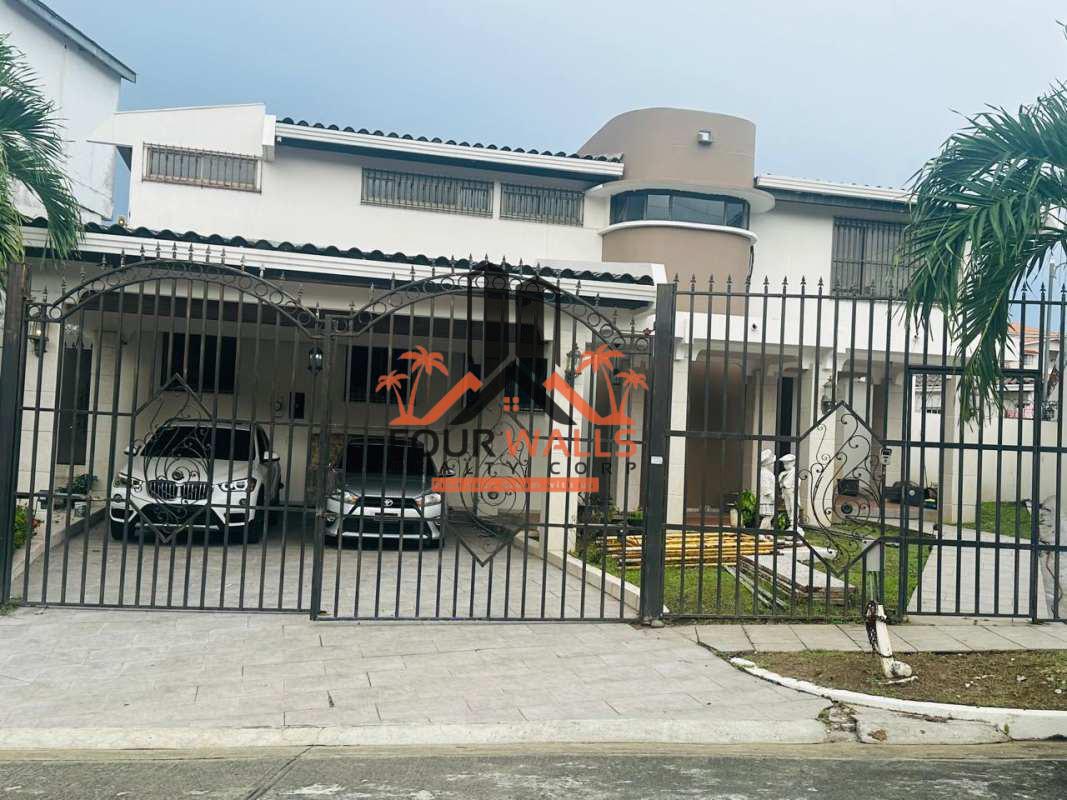 Two-story modern house with gate, parking, garden and balcony in Villa de las Fuentes Panama City