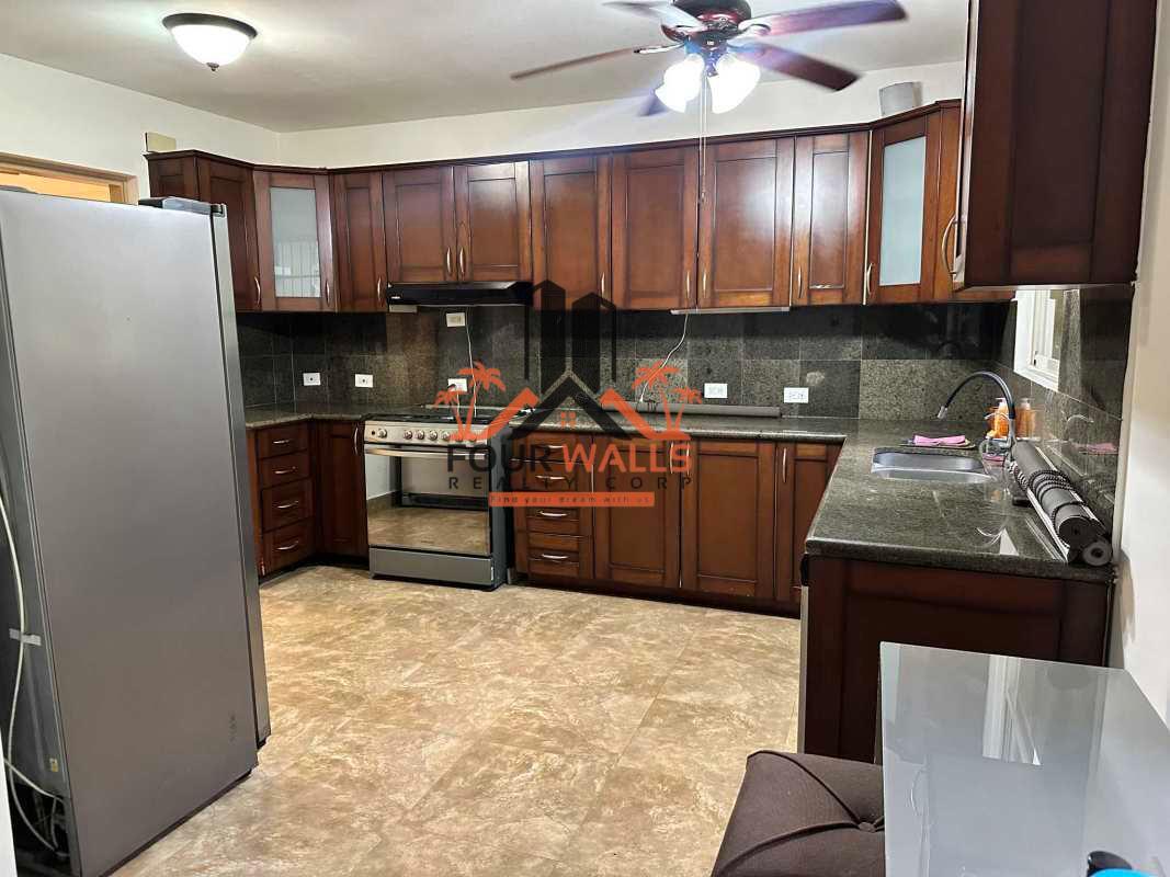 Spacious 3BR House with Garden & Balcony Embassy Gardens Clayton