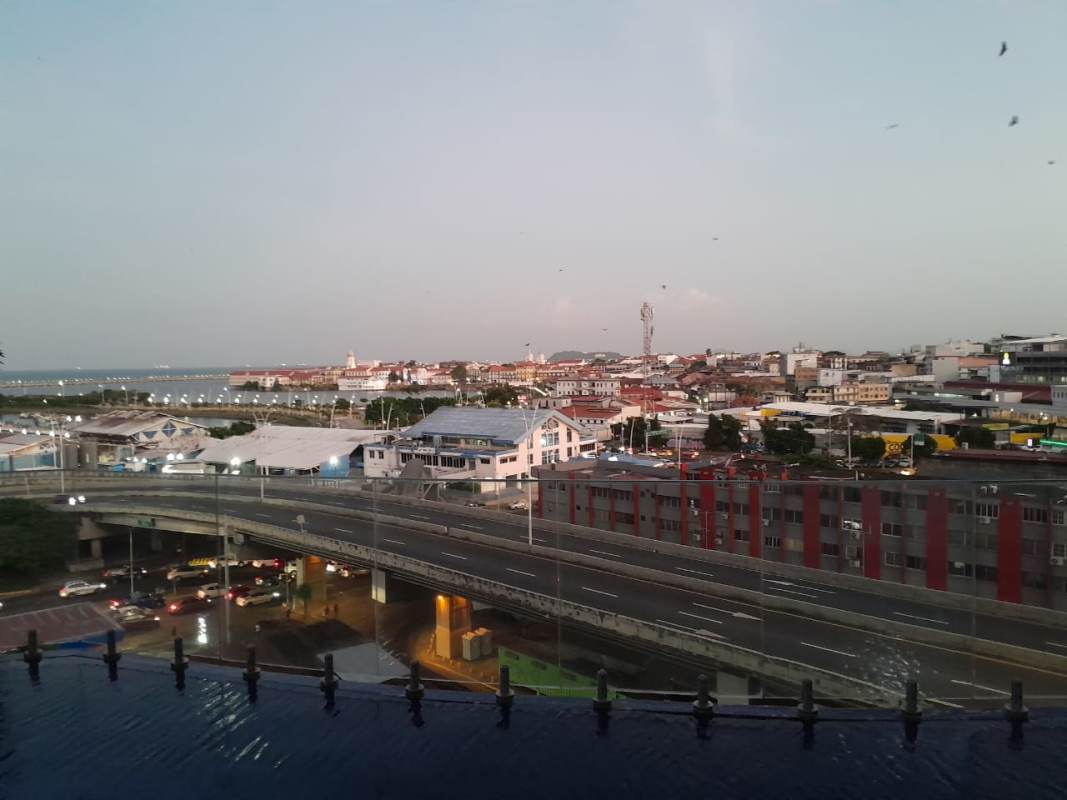 Rooftop infinity pool overlooking ocean, skyline PH BICSA Balboa Panama