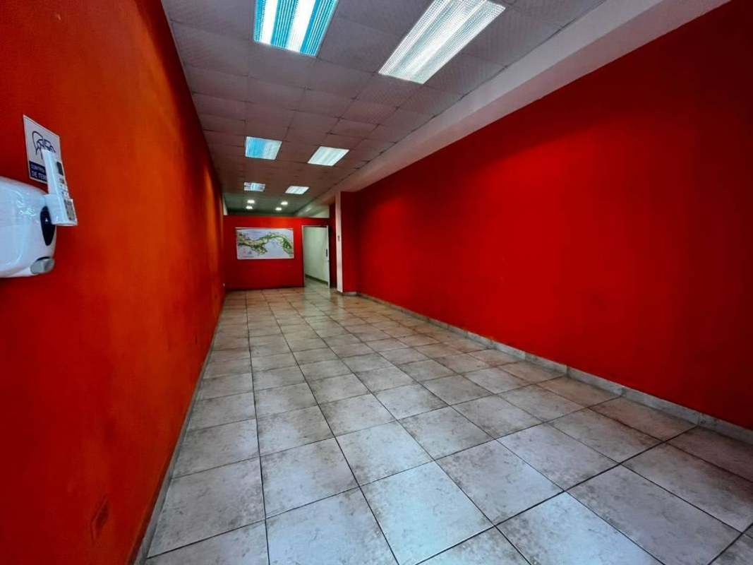 Commercial shop space interior with ceramic tile floor and bright lighting on Vía España