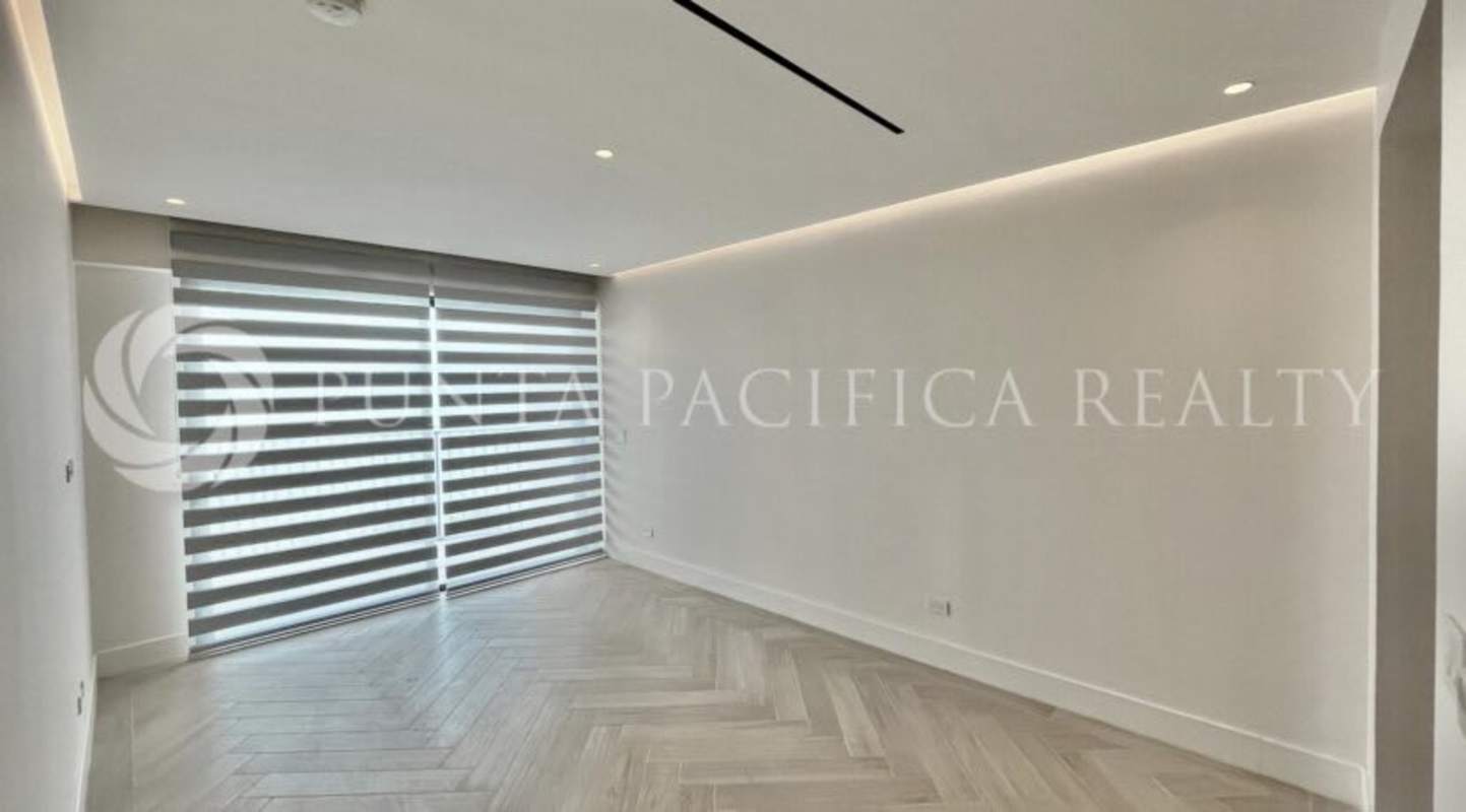 Guest bedroom with large windows in PH Seascape Punta Pacifica Panama