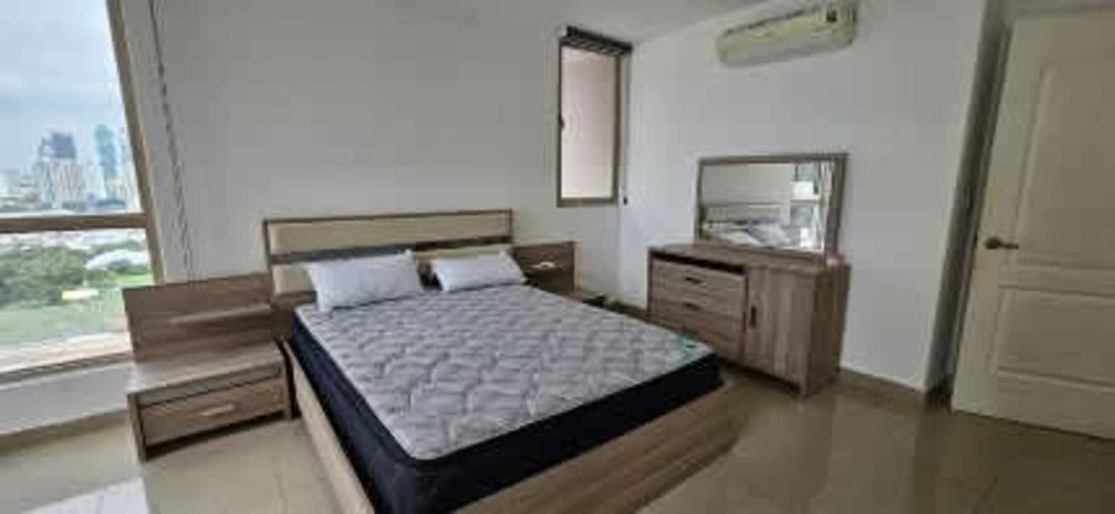 Spacious bedroom with built-in wardrobe and ocean city views in PH San Francisco Bay Panama City