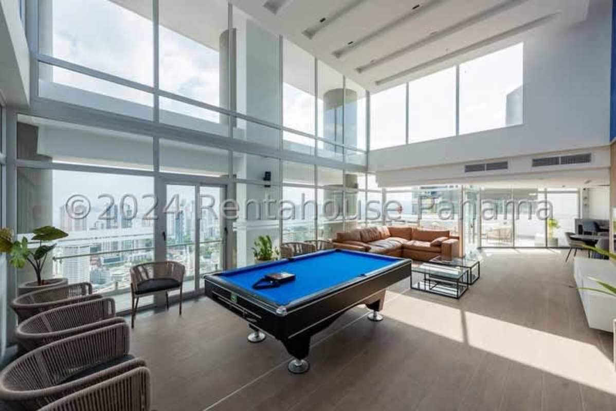 Spacious bedroom with built-in Italian closets and large windows at PH Luxor 400 Panama City