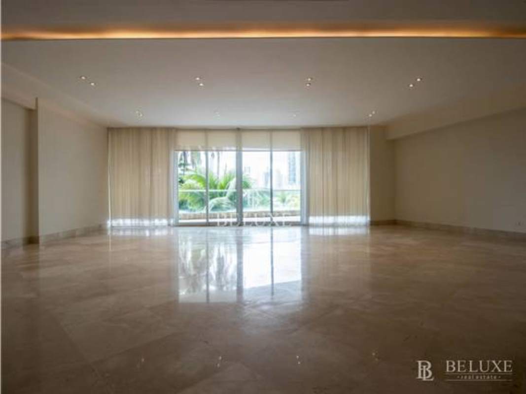 Modern living room with marble floors and floor-to-ceiling windows in PH Miradores Punta Paitilla Panama City