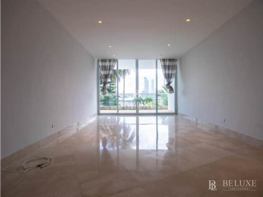 Elegant marble bathroom with private jacuzzi in PH Miradores Punta Paitilla Panama