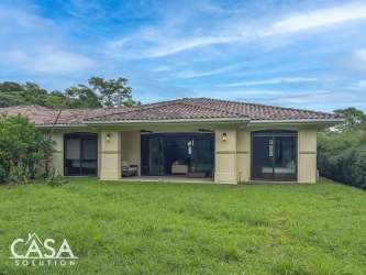 Spacious master bedroom with en-suite bath Lucero golf villa Boquete Panama
