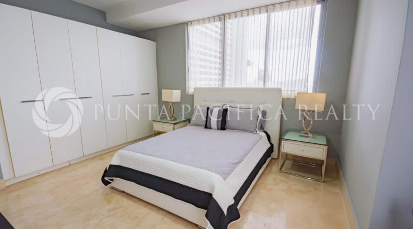 Bedroom with closets, skyline views in PH Yoo Panama on Avenida Balboa