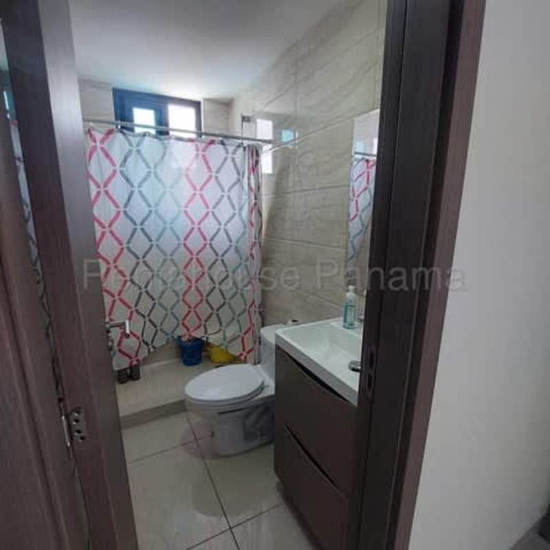 Rooftop swimming pool with skyline view PH Parque Lefevre Panama Rent