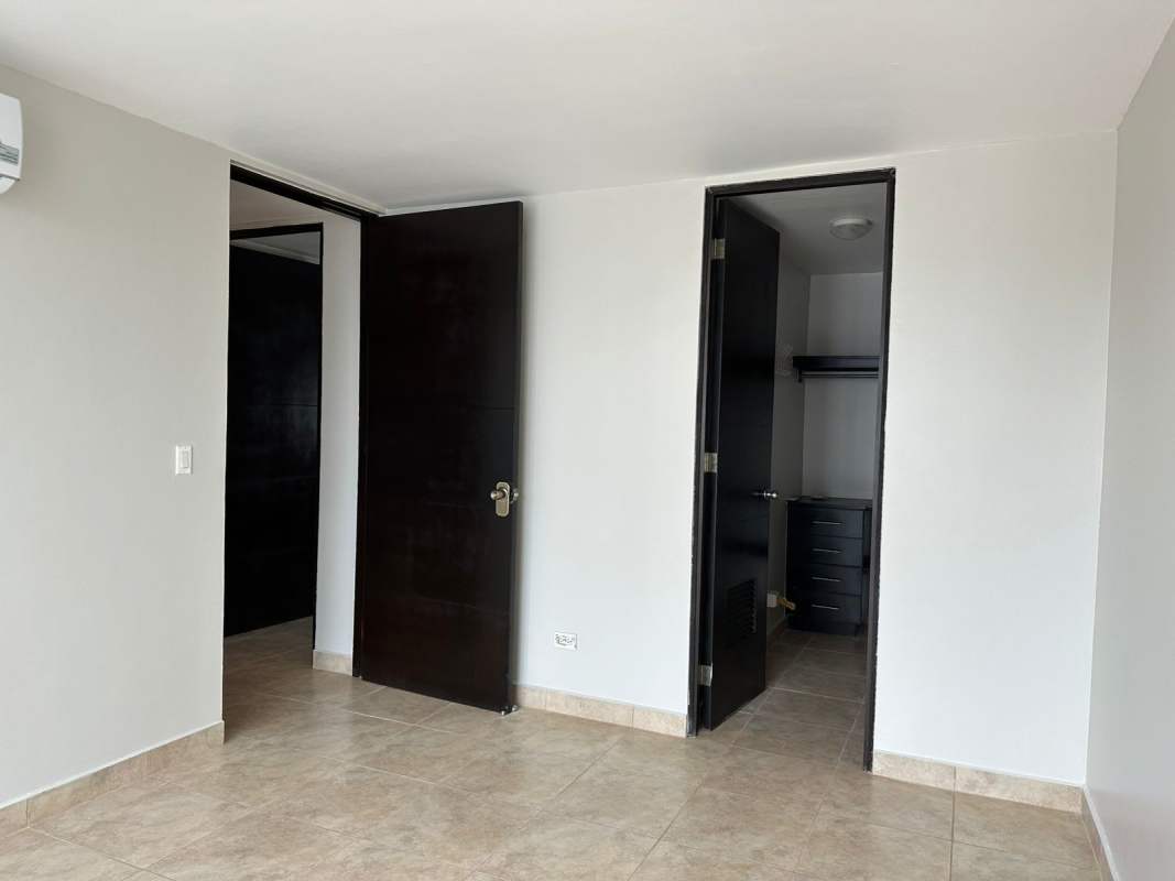 Bedroom with city views, AC, built-in closet, tile floors in PH Vista del Cangrejo