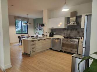 Modern ensuite bathroom with glass shower in River Valley Panama Pacifico house for rent