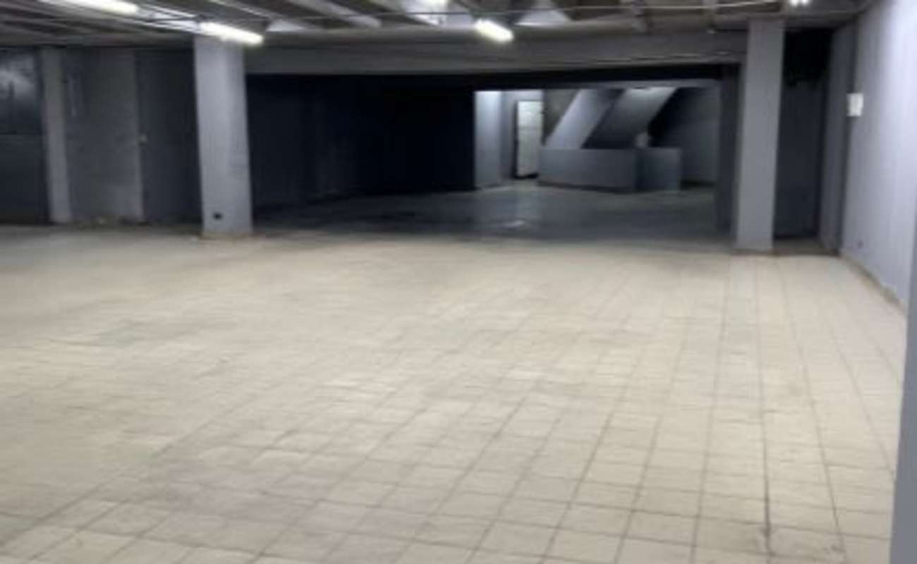 Warehouse corridor with green double doors inside Calidonia commercial building for lease