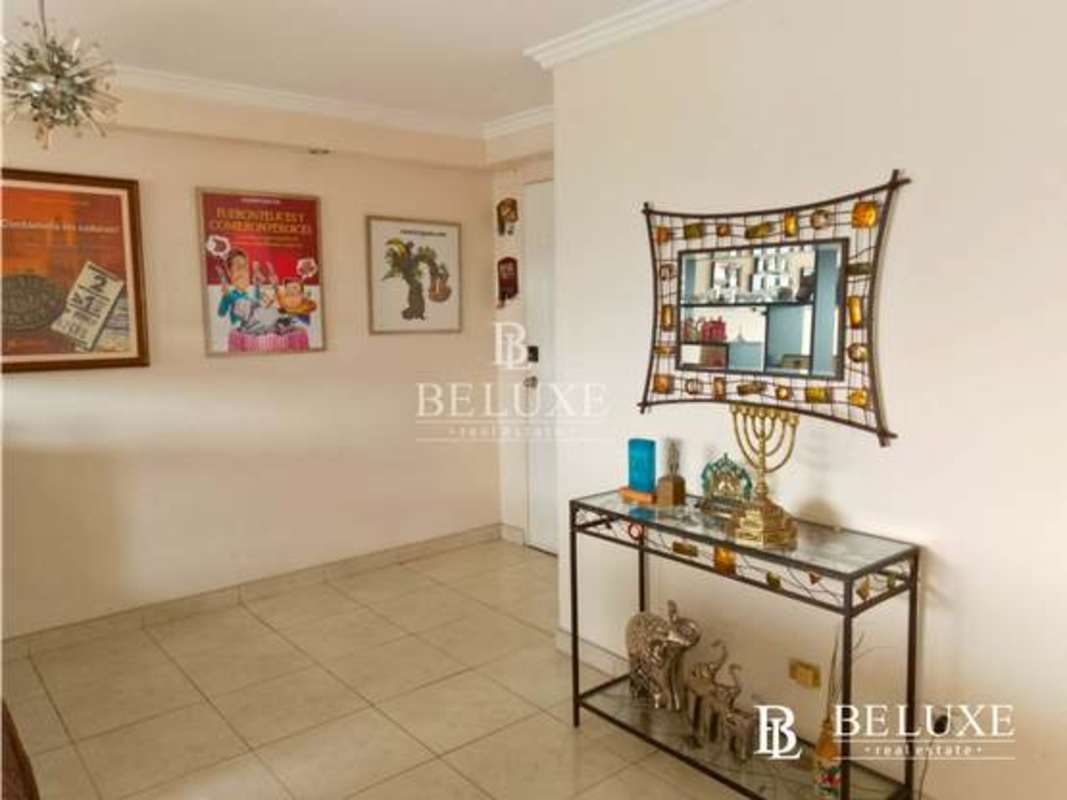 Entrance hall with decor mirror console PH Arrecife Punta Paitilla Panama apartment