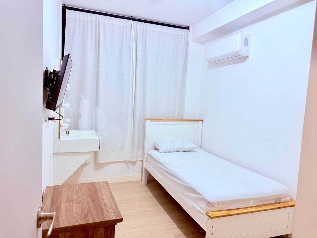 Bedroom with bed, hanging lights, split AC and urban views PH Quatrium