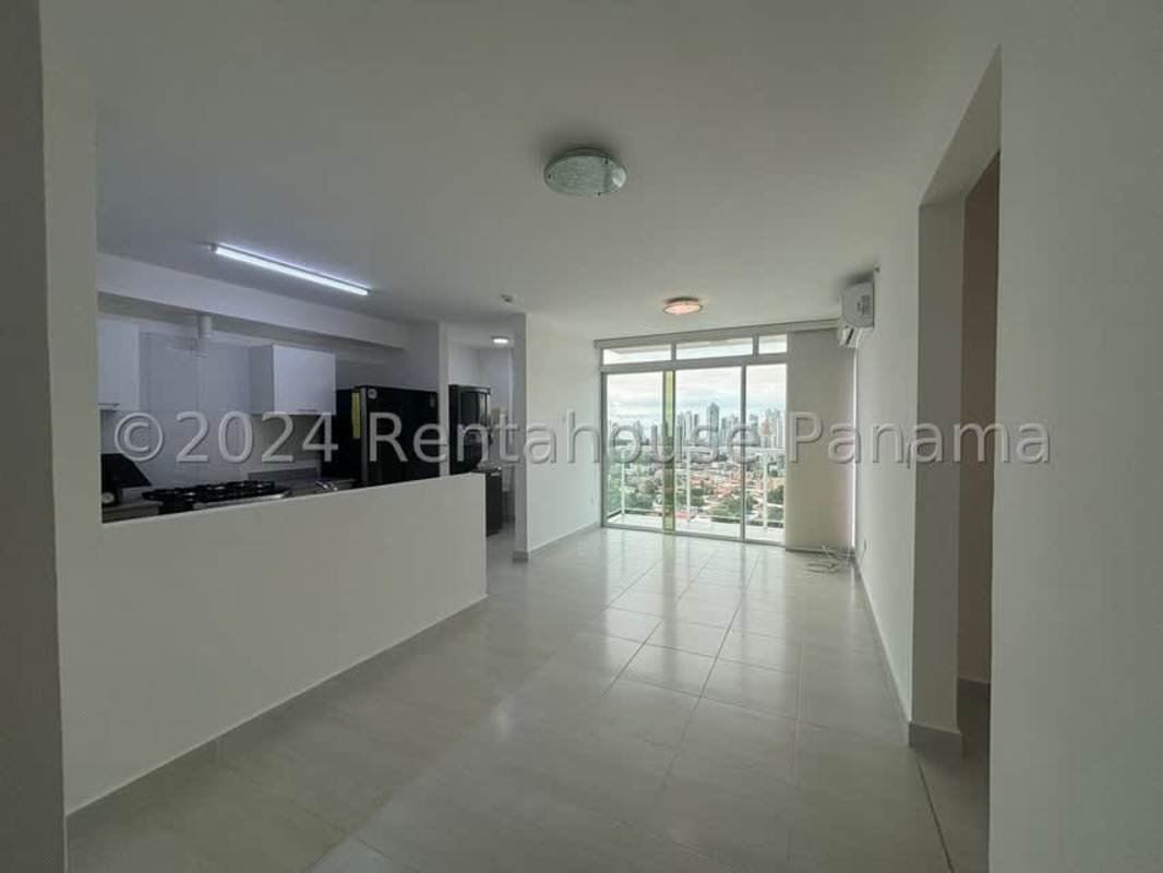 Bright living room with floor-to-ceiling windows and balcony in PH Vista Parque Panama