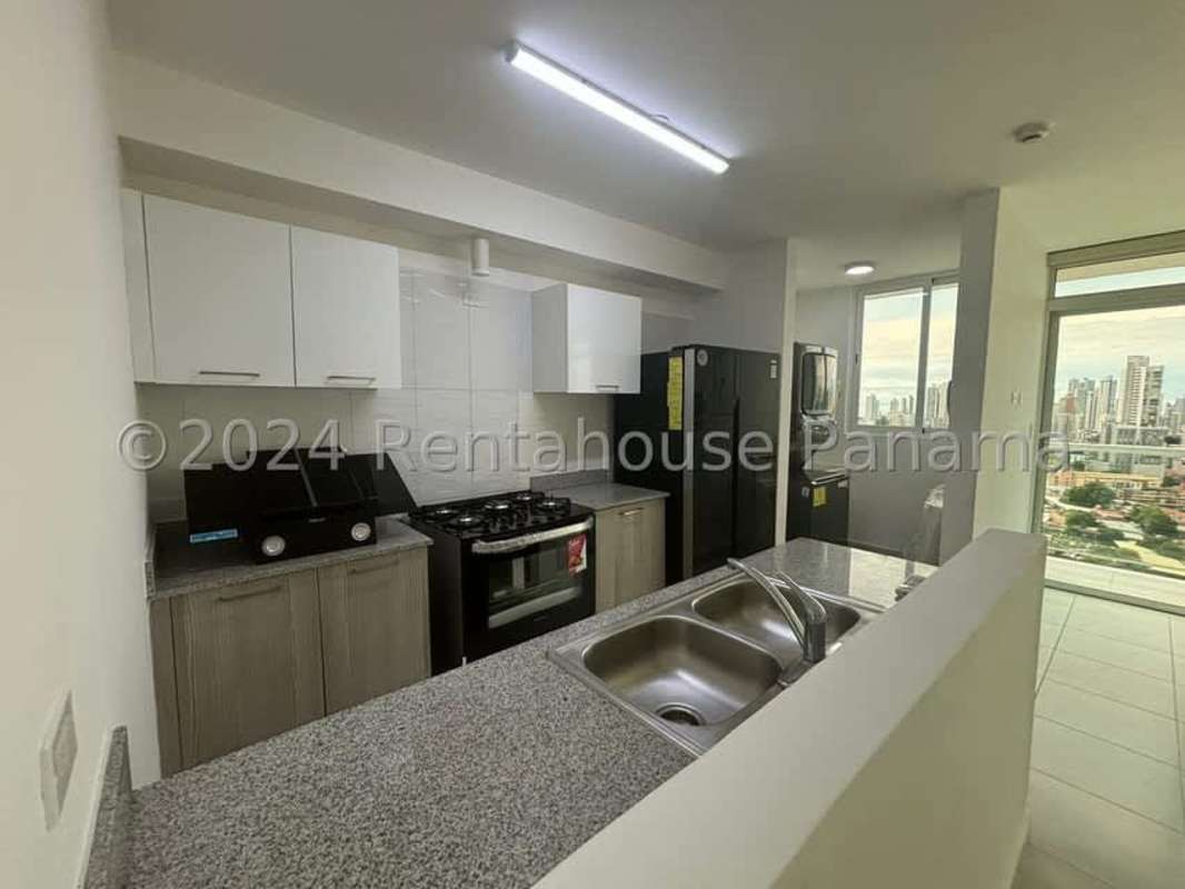 Bedroom with floor-to-ceiling window and skyline view in PH Vista Parque Panama City