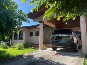 House with covered parking and lush garden near Feria de Azuero Las Tablas Panama