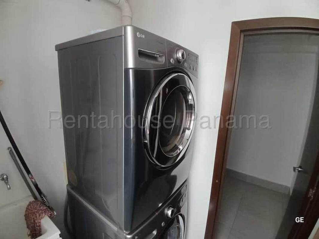 Bright secondary bedroom with closet and large window in PH Jade Tower San Francisco Panama City