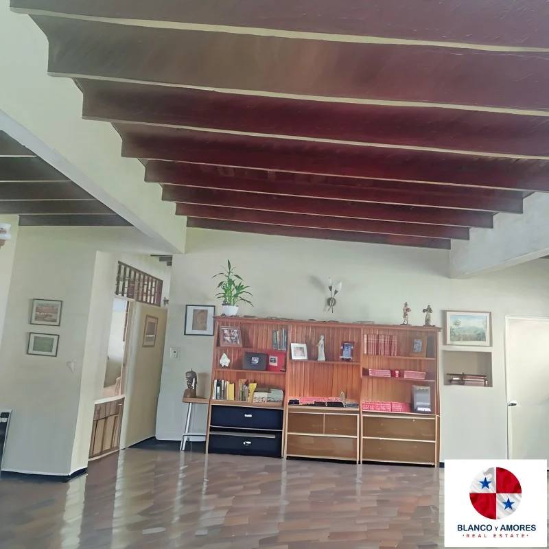 Living area of structure on commercial mixed-use land site for sale Panama