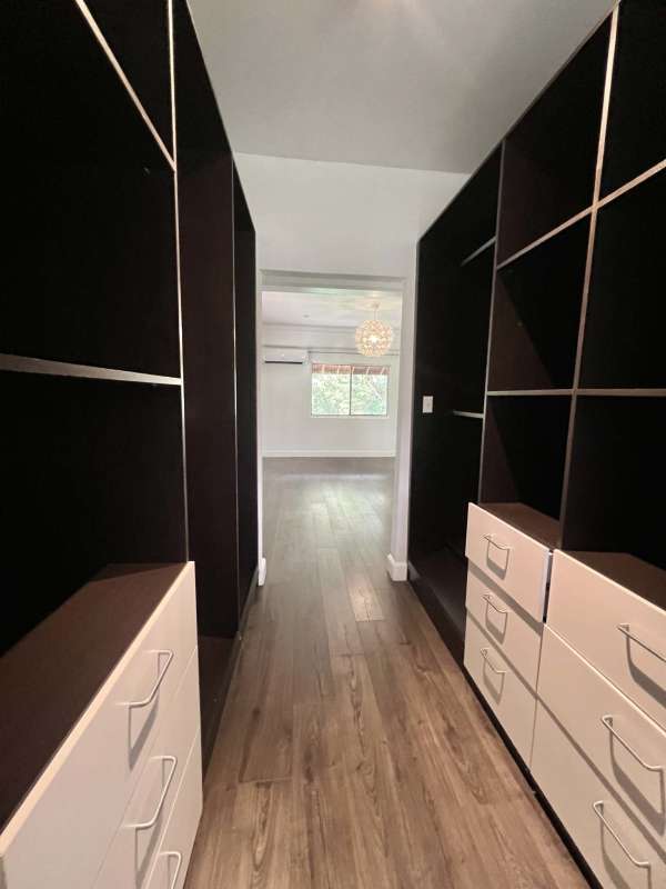 Large bedroom with hardwood floors, AC, large window to garden and walk-in closet Panama