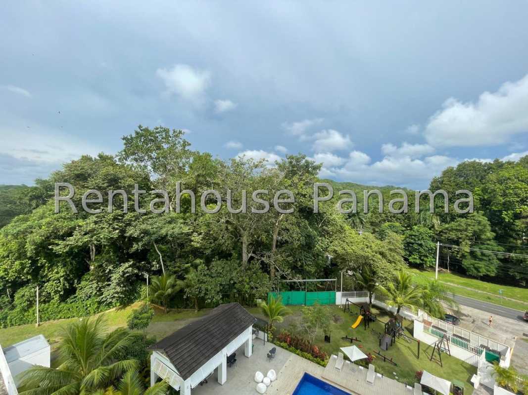 Spacious 3BR Apartment with Pool & Balcony Clayton