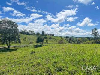 Traditional country villa with covered terrace and panoramic views near Volcán Barú