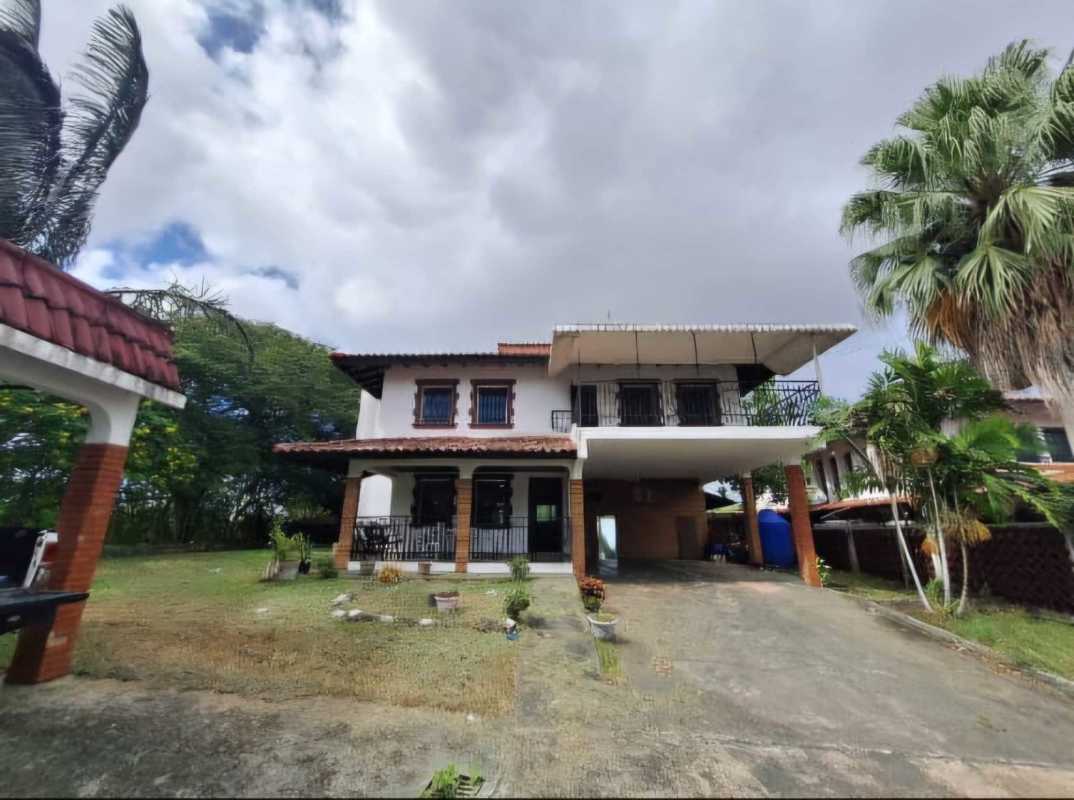 Front view large two-story house for rent in Villa de las Fuentes El Dorado Panama with garden