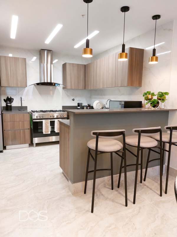 Luxurious modern bathroom with glass shower and high-quality finishes in Luxor 400 Panama