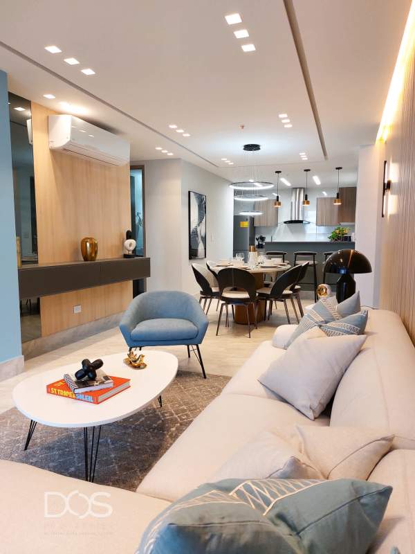 Living area with balcony access and city views in Luxor 400 apartment El Cangrejo Panama City