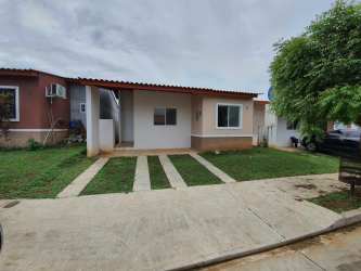 Front facade of single-story house with tiled roof and lawn Urbanización Las Arboledas Costa Verde