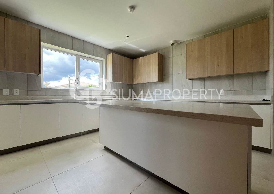 Italian design kitchen with premium finishes and kitchen island in Santa María Golf Estate