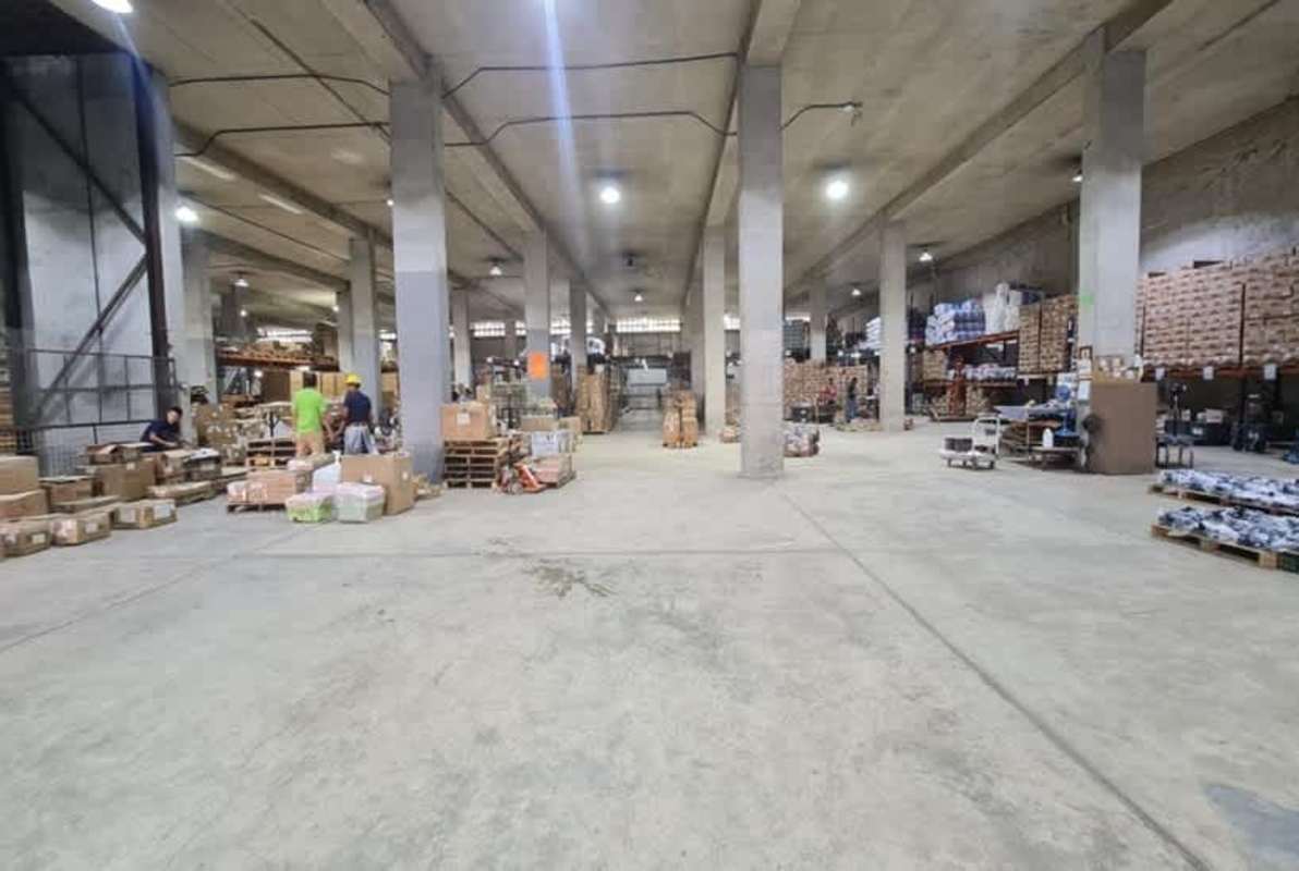 Large open warehouse storage with support columns in Curundu Panama