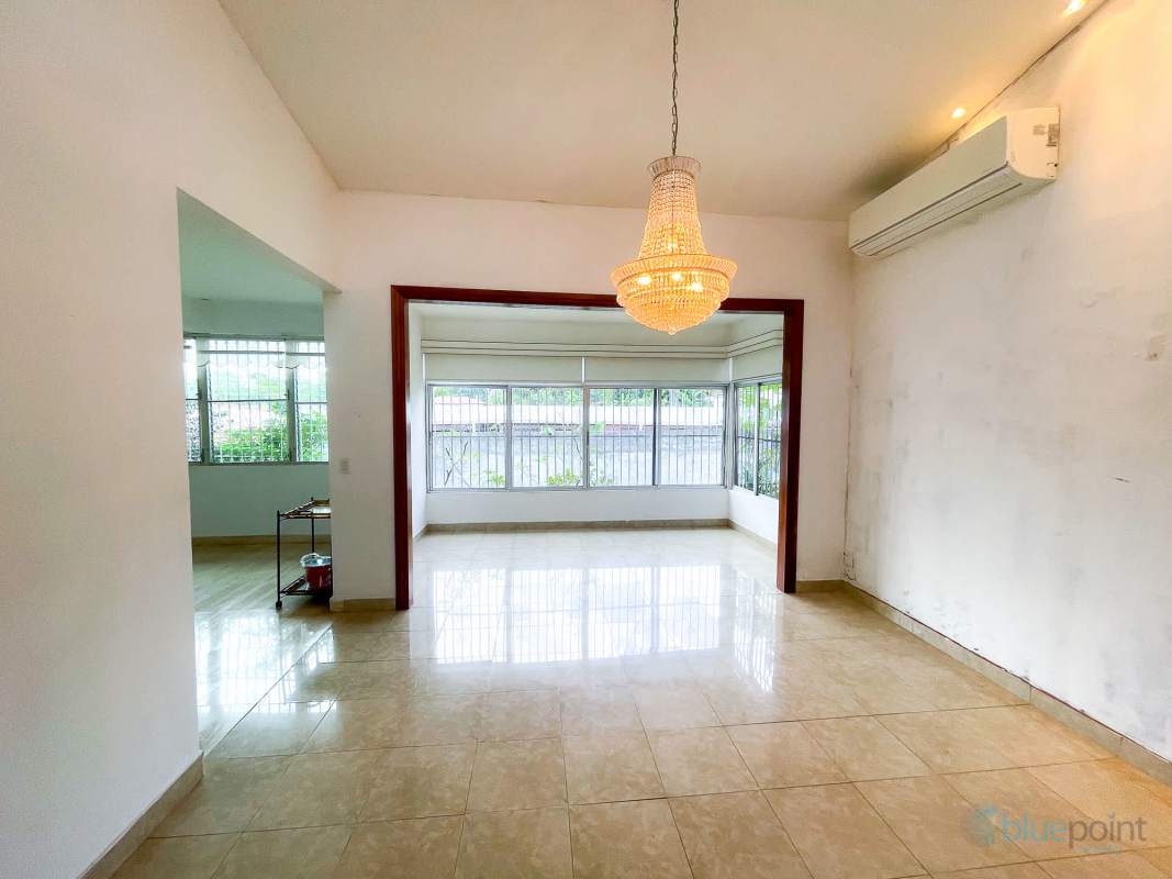 Traditional kitchen with granite countertops, wooden cabinetry, gas stove and built-in oven in house for rent Las Cumbres Panama