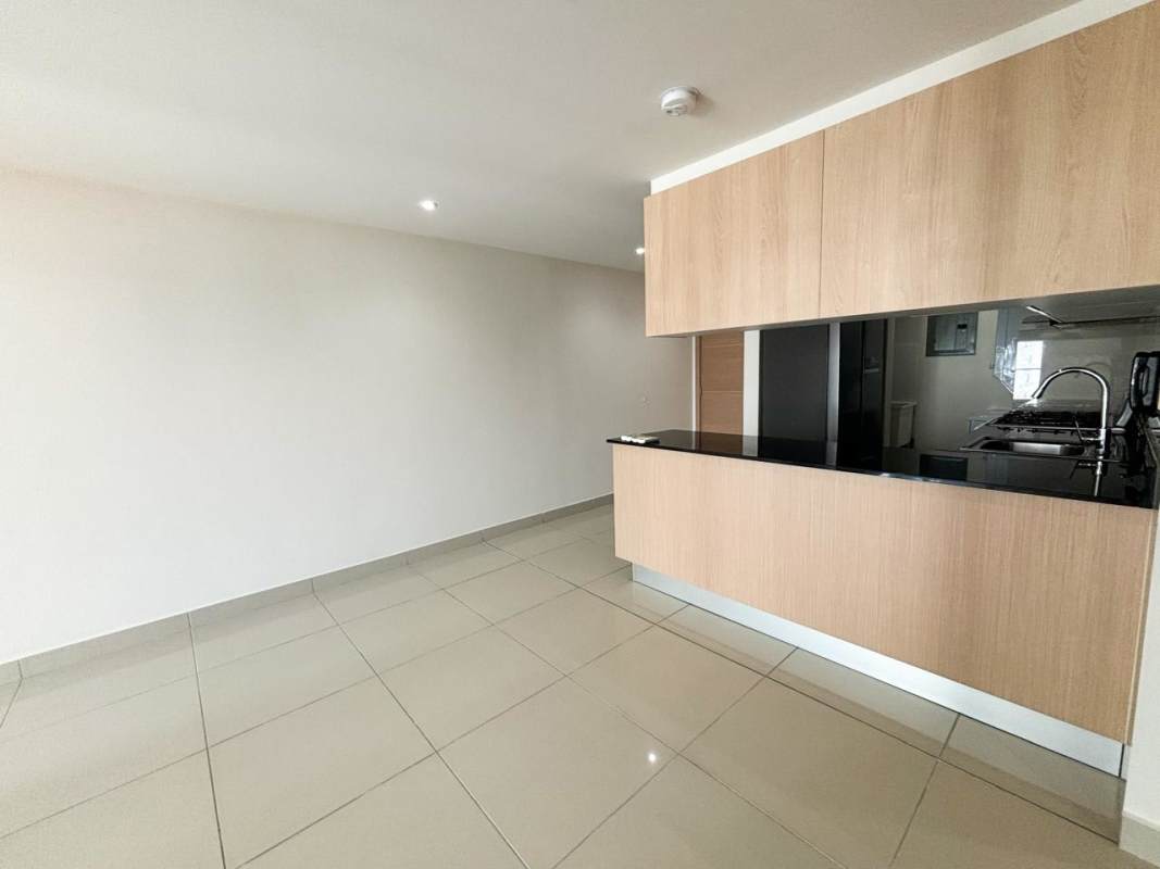 Modern open kitchen with granite countertops, gas stove, appliances, PH Torres del Parque Panama