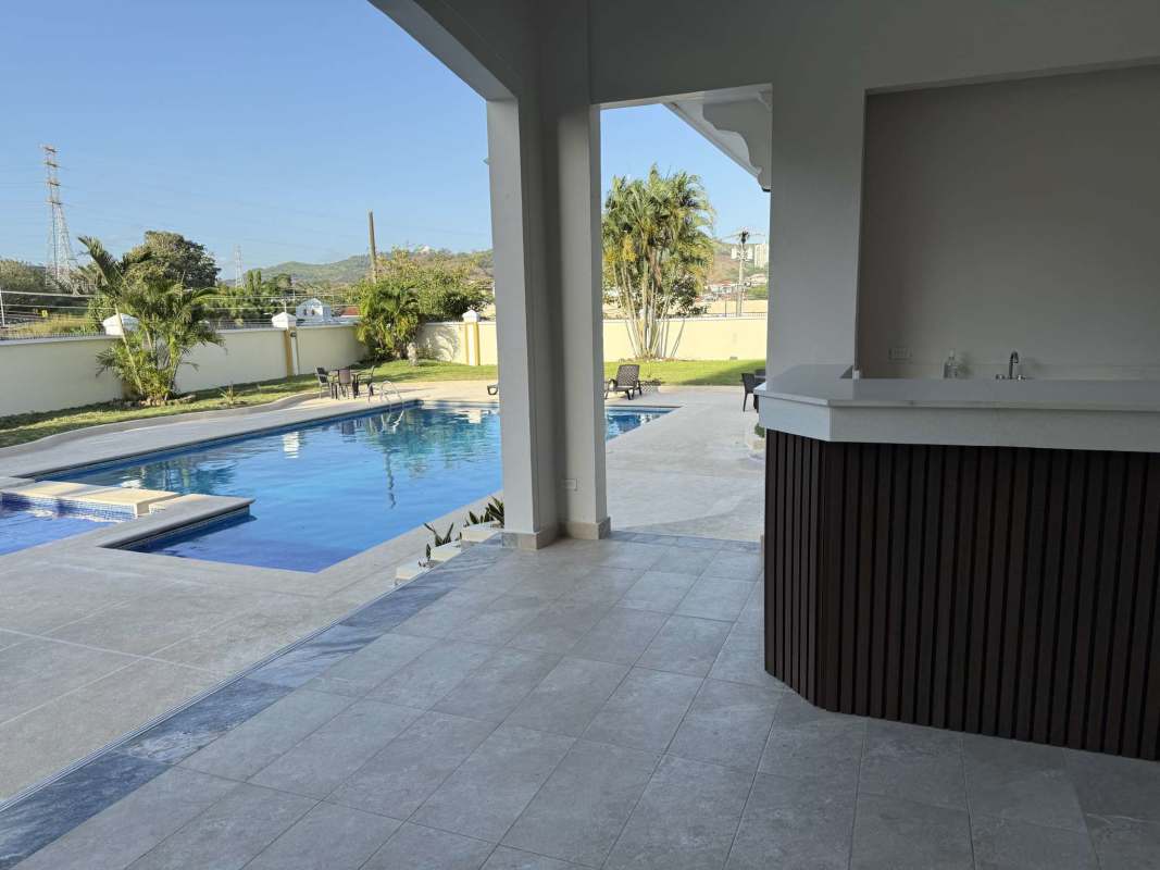 Secondary bedroom with closet window and AC apartment for rent Panama