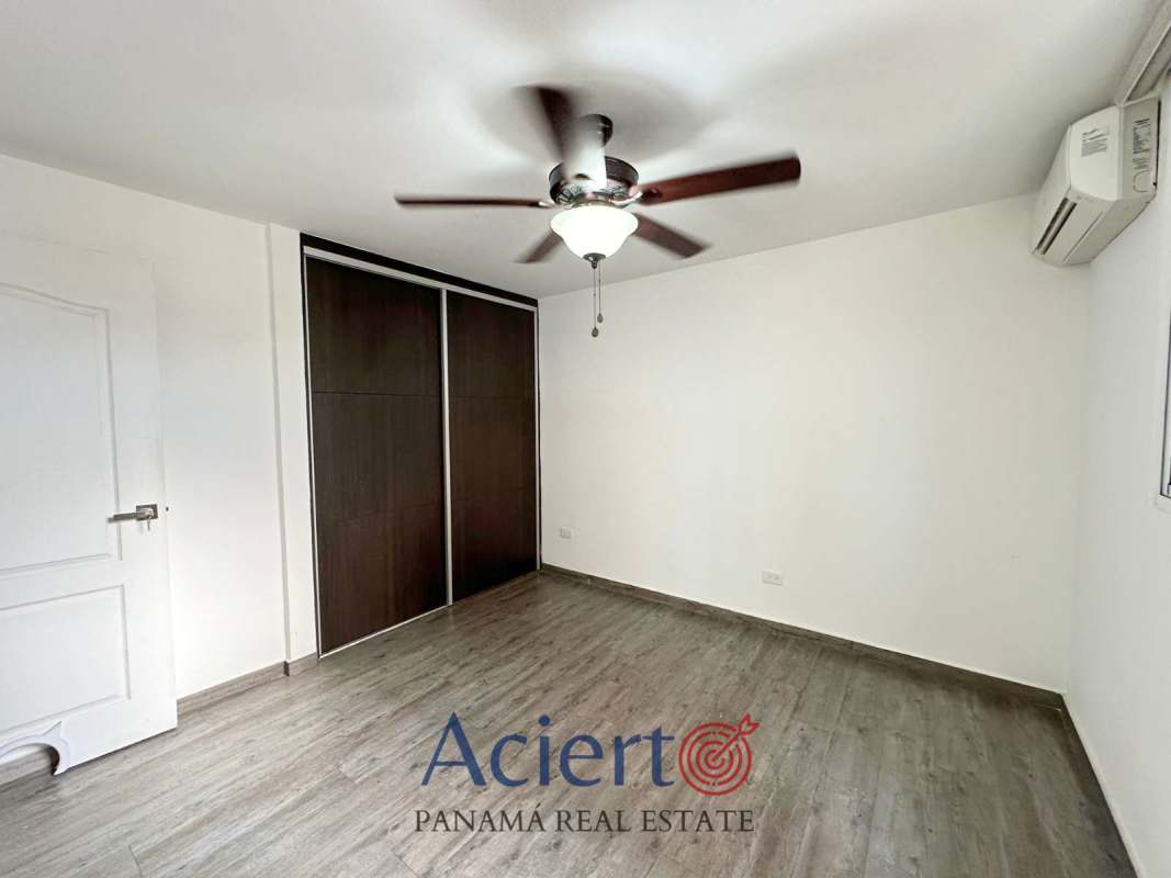 Bedroom with built-in closet, split AC, large window in PH San Francisco City Panama