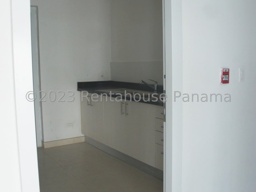 Large finished terrace area in Oceania Plaza with urban view