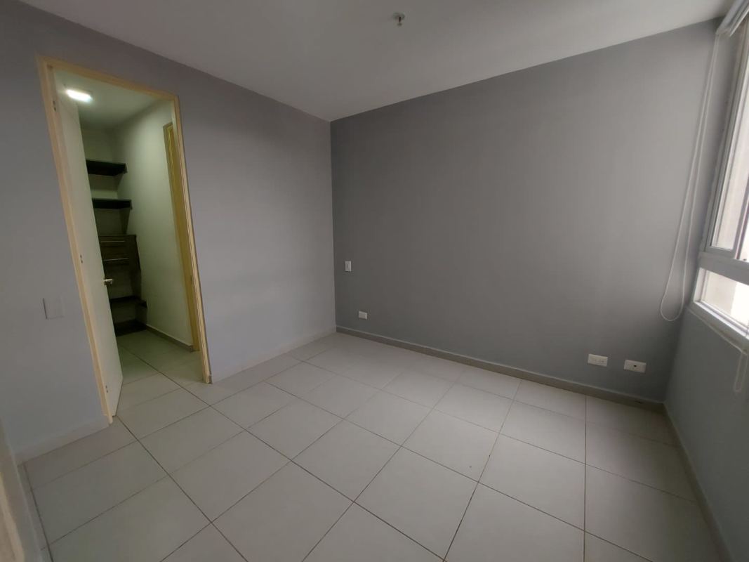 Bedroom with closet, large window, ceramic tile floor in PH Aviñón Condado del Rey Panama City