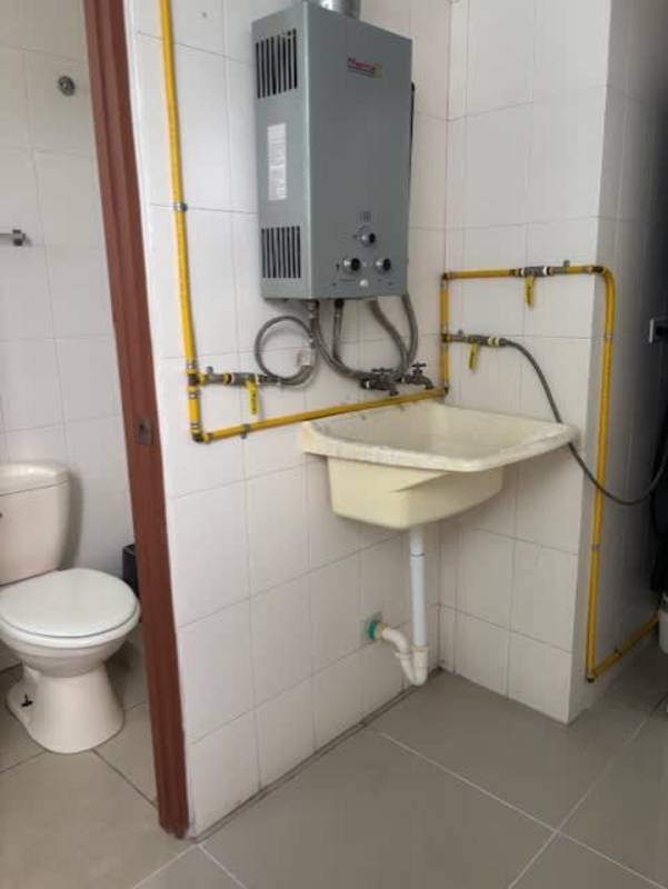 Second bedroom with ceramic floors, closet and window in PH Mirador del Golf Panama