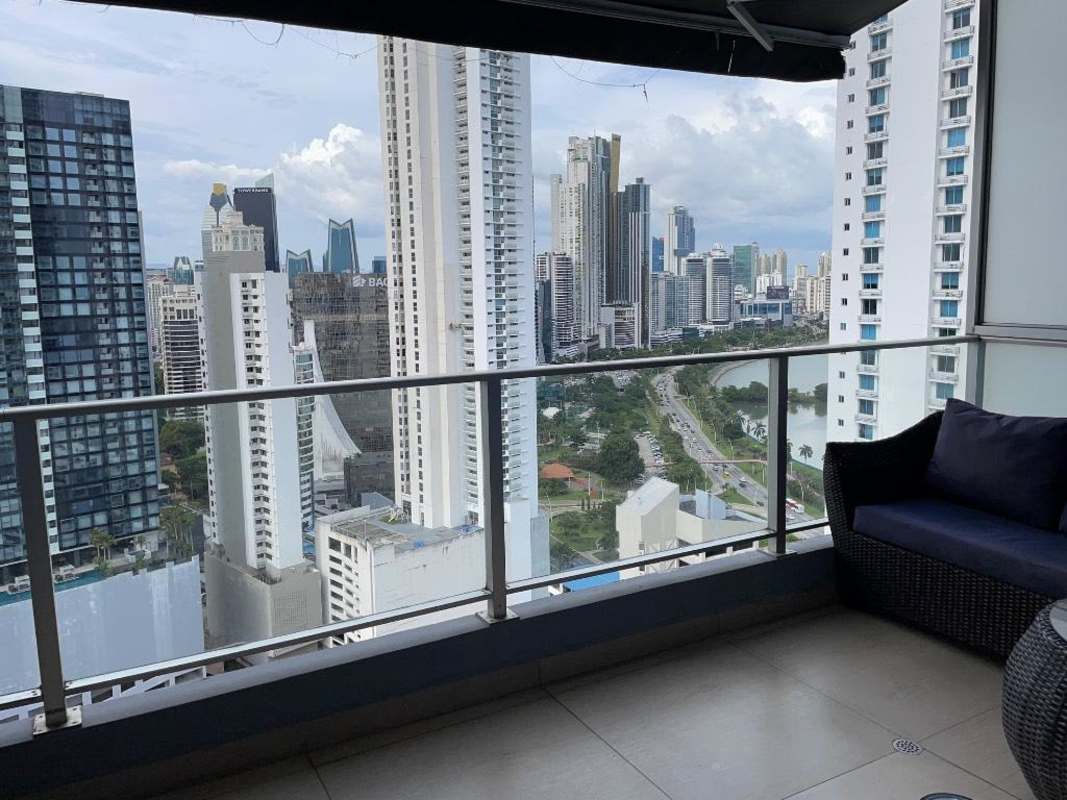 Large master bedroom with walk-in closet and ensuite bathroom PH Sky Blue Tower Panama City