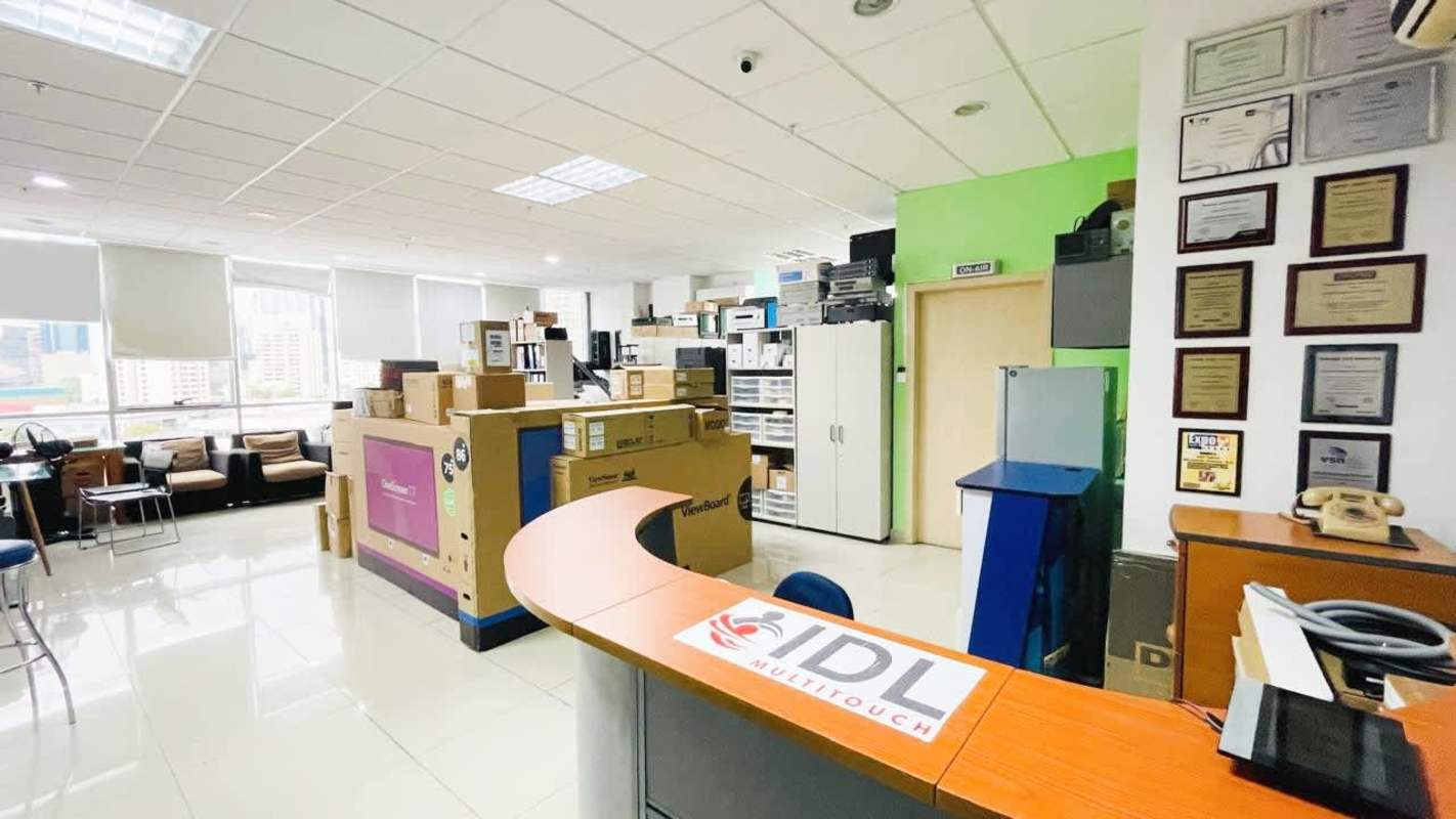 Bright office reception area with glass windows, tiled flooring, and modern furnishings at Brazil 405 Panama City