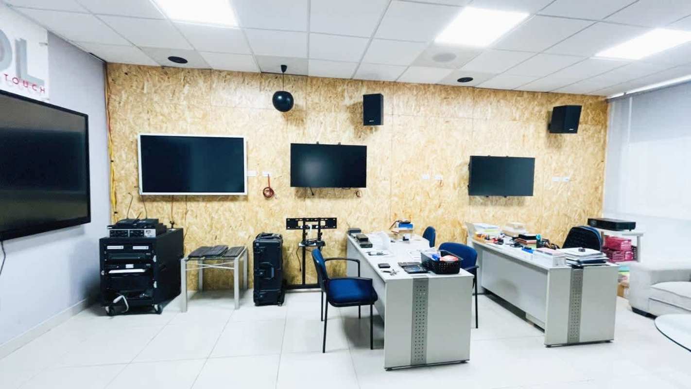 High-tech multi-screen workspace perfect for meetings and monitoring in Brazil 405 Tower Panama