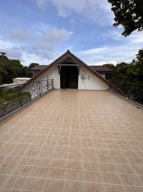 Spacious 4BR House with Attic in Llanos de Curundu near Albrook