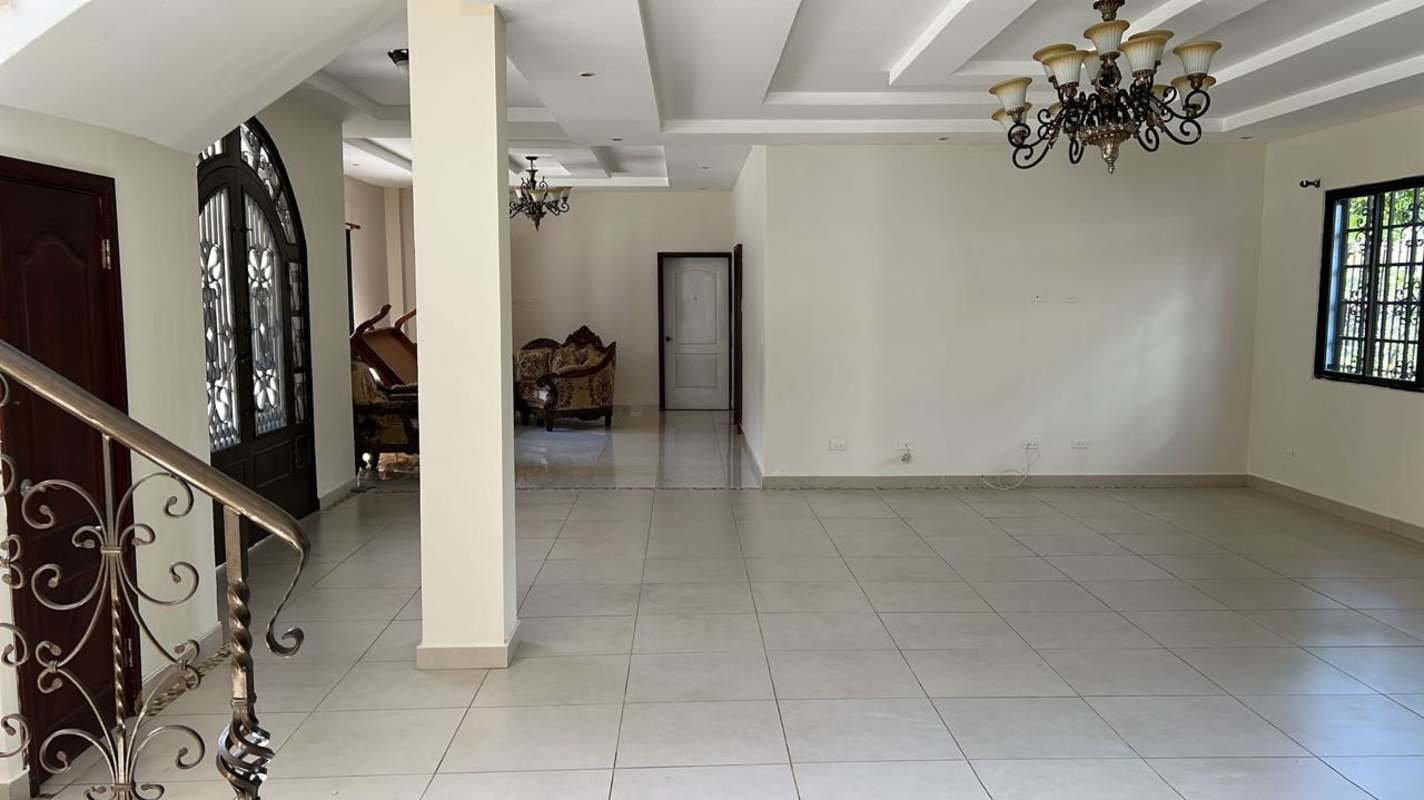 Large upper floor attic lounge with tiled floors, vaulted ceilings, ceiling fans, natural light in Llanos de Curundu home