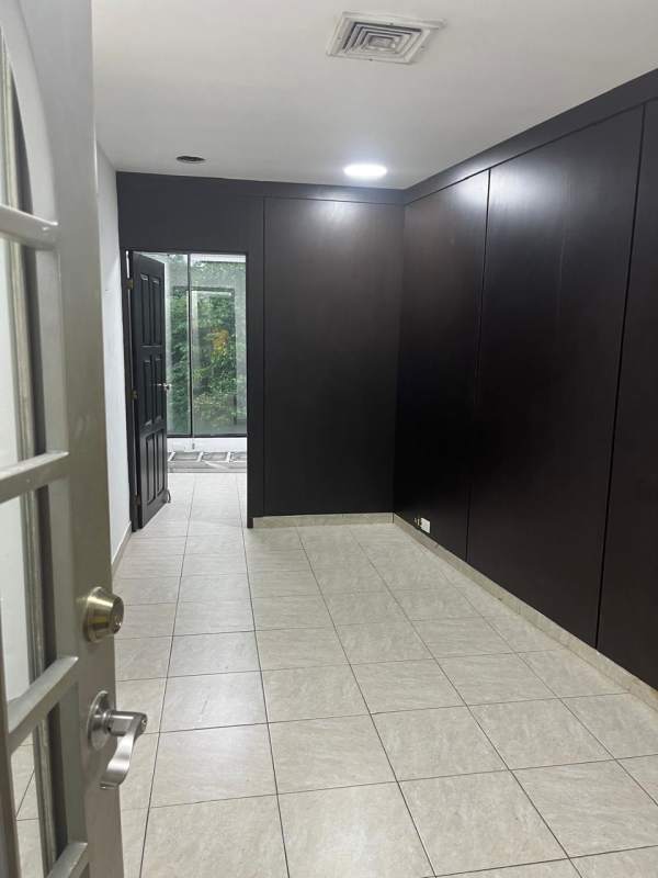 Private office room with desk, tiled floor and neutral walls in PH Office Plaza, San Francisco Panama City