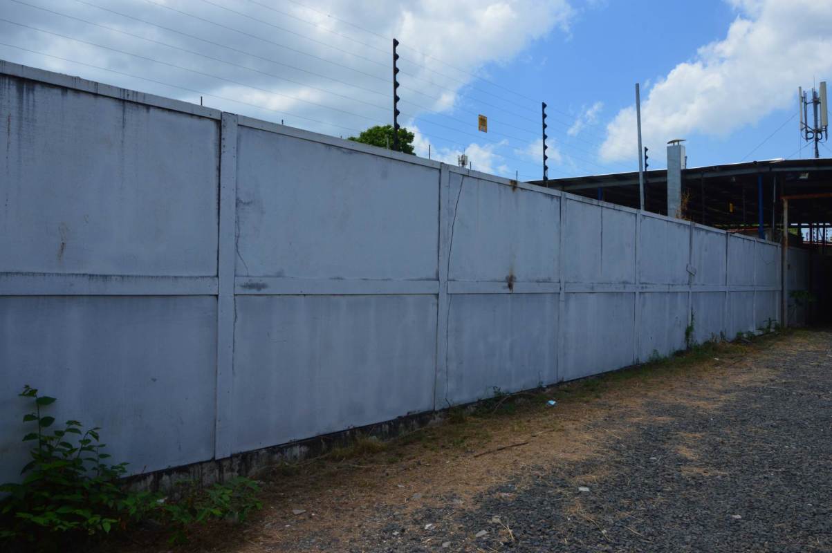 Spacious open warehouse floor with high ceiling and concrete slab in Las Acacias Panama