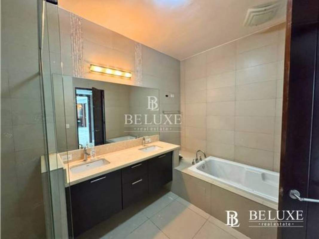Spacious bathroom with built-in bathtub and double vanity at PH Dupont Punta Pacifica Panama