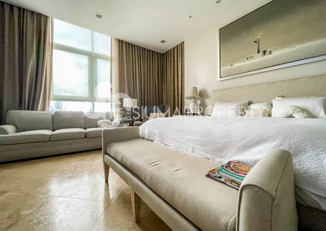 Luxury penthouse kitchen with marble island, wood cabinetry, stainless appliances in PH The Point Punta Paitilla