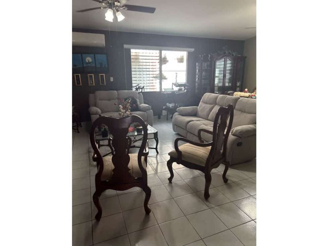 Kitchen with breakfast counter, built-in cabinets and appliances in Chanis house Panama City