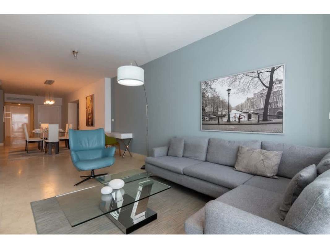 Modern open-plan dining area with contemporary décor in luxury condo PH YOO Panama Avenida Balboa